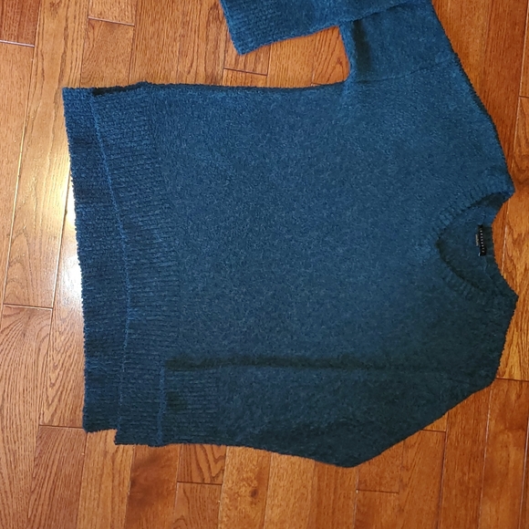 Evereve NWOT textured v-neck sweater - Picture 3 of 7
